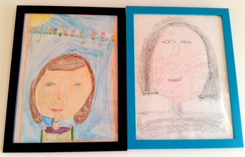 două portrete ale mamei facute de un copil, In creioane colorate
