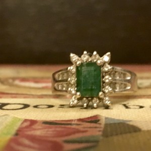 inel cu piatră verde