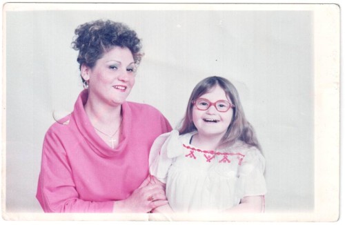 Mama împreuna cu fiica sa cu sindrom Prader Willi