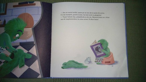 Pagină din carte de povești cu ilustrație înfățișând un monstru verde stând pe oliță