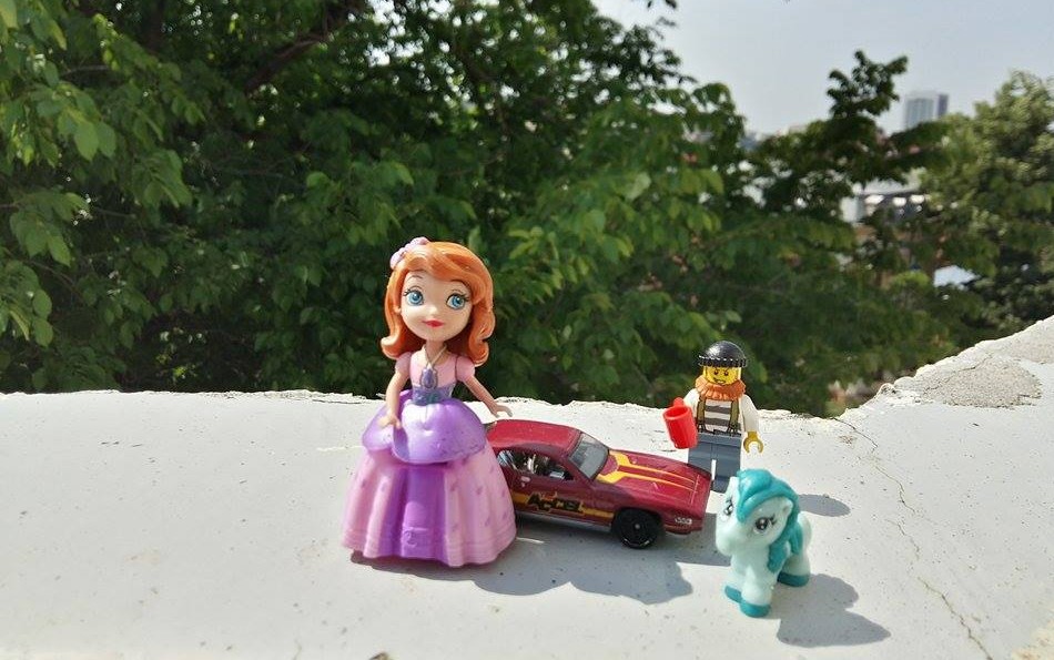 Jucării reprezentând o prințesă, un omuleț lego, o mașinuță, un ponei