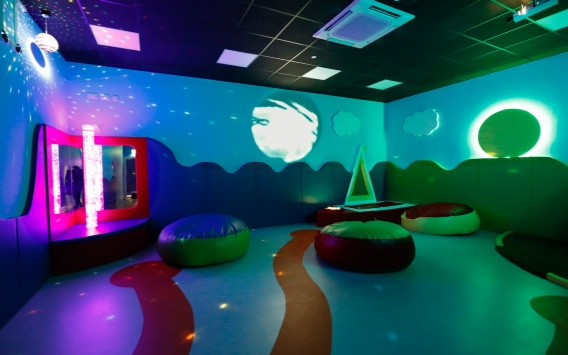 cameră cu lumini colorate și jucării având multiple texturi