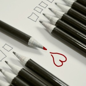 creioane aliniate, dintre care unul așezat invers. În dreptul lui, desenată o inimă