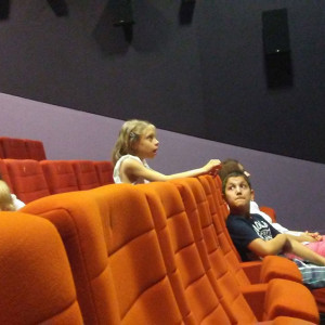 copii în sala de cinema