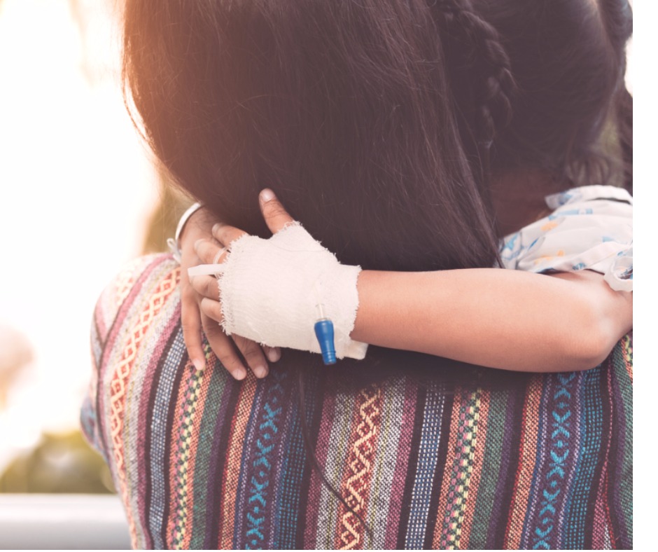 copil bolnav fetiță cu branulă pentru perfuzie montată își ține mama de după gât