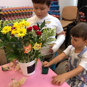 copii privind un vas cu flori