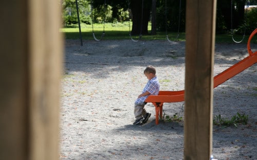 copil singur și trist în parc
