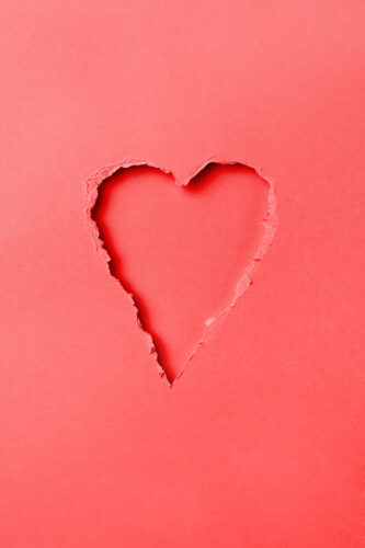 inimă decupată într-o bucată de carton roșu