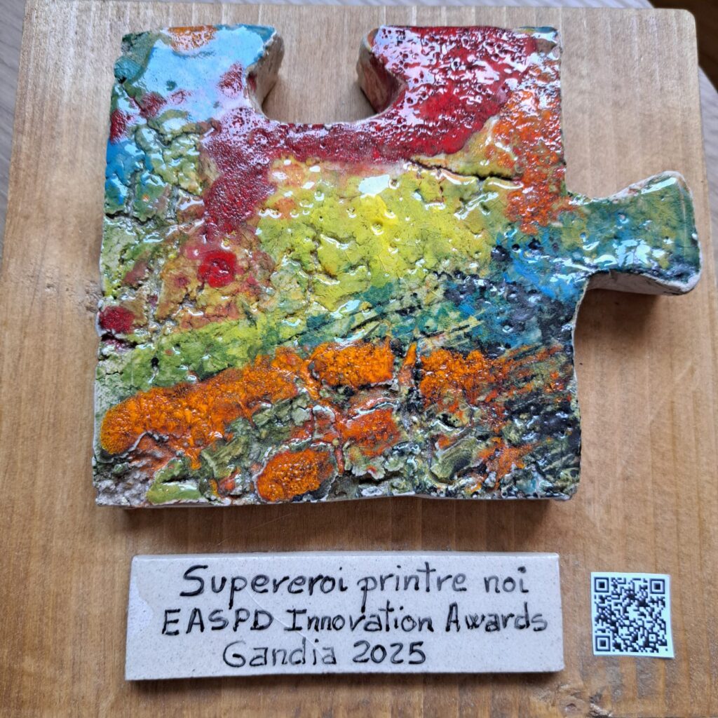 premiul EASPD, sub forma unei piese mari de puzzle, din ciment colorat.